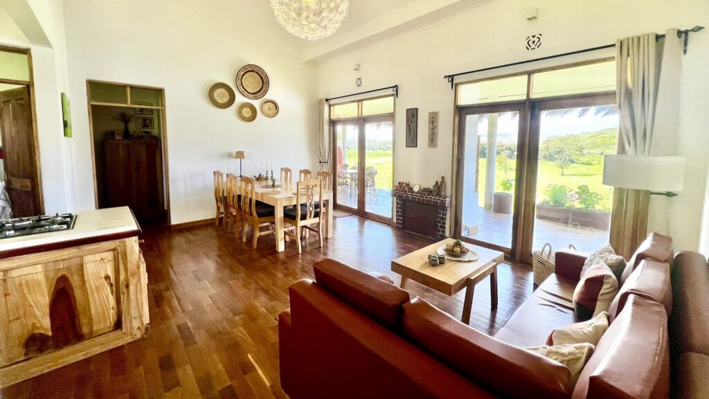 tulusia-lakeview-main-house-dinning-area