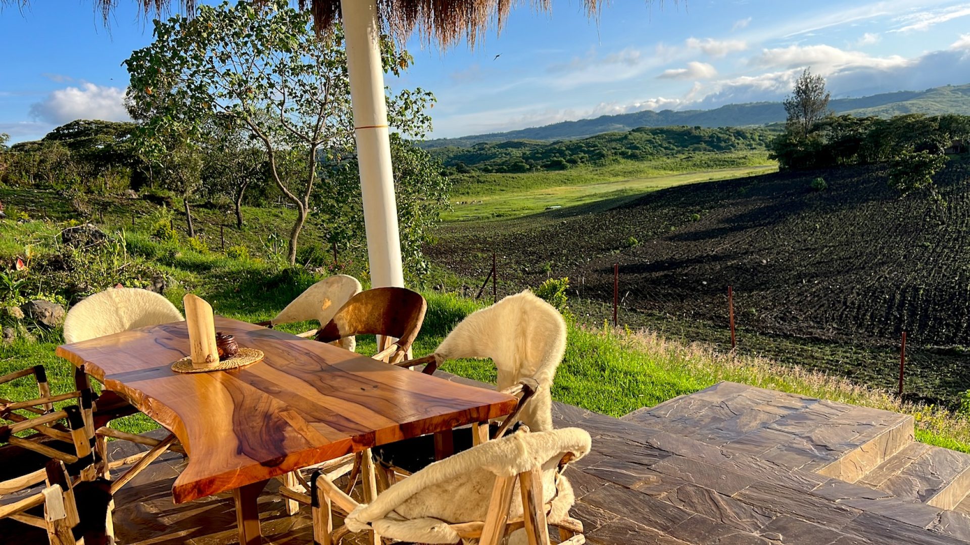 tulusia-lakeview-sundeck-terrace